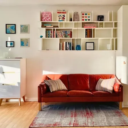 Bright Quiet Studio Near Metro, & Center