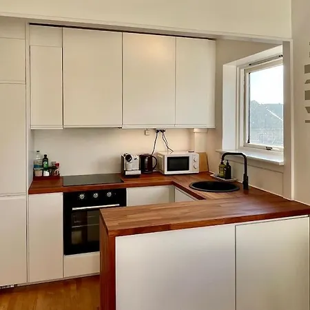 Bright Quiet Studio Near Metro, & Center *