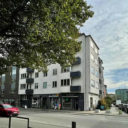 Bright Quiet Studio Near Metro, & Center *