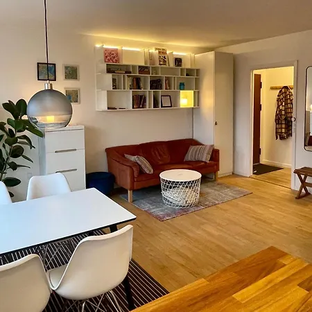 Bright Quiet Studio Near Metro, & Center